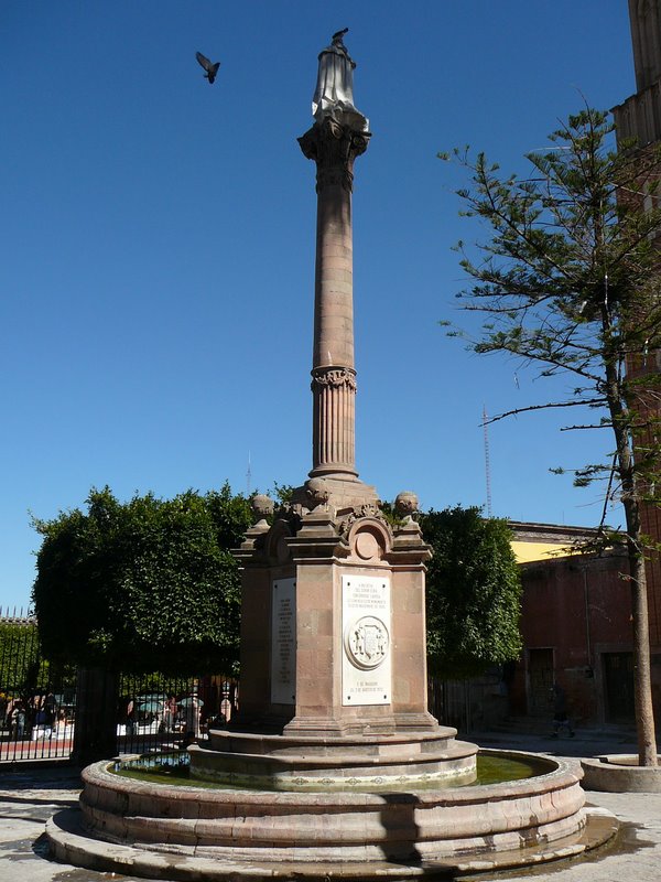165_2007_12_04_San_Miguel_de_Allende_-54_parroquia_courtyard_statue_of_first_native_bishop 12-4-2007 7-33-25 PM.jpg